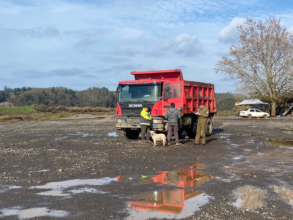 Fiscalización de la Municipalidad de Carahue y Carabineros contra la extracción ilegal de áridos en el río Imperial.