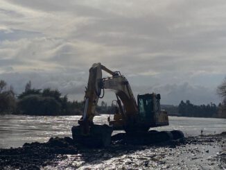 Fiscalización de la Municipalidad de Carahue y Carabineros contra la extracción ilegal de áridos en el río Imperial.