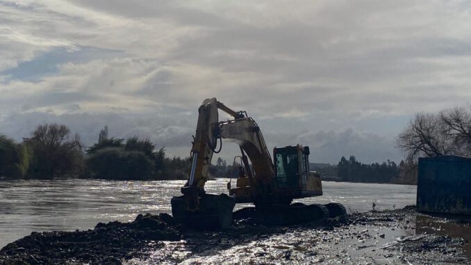 Fiscalización de la Municipalidad de Carahue y Carabineros contra la extracción ilegal de áridos en el río Imperial.