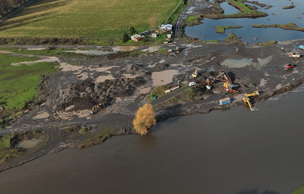 Fiscalización de la Municipalidad de Carahue y Carabineros contra la extracción ilegal de áridos en el río Imperial.