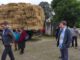 Entrega de fardos de forraje a campesinos por parte de la Municipalidad de Lumaco tras temporales