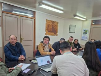 Personal municipal realizando labores de monitoreo preventivo en Purén ante el pronóstico de mal tiempo