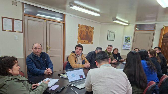 Personal municipal realizando labores de monitoreo preventivo en Purén ante el pronóstico de mal tiempo