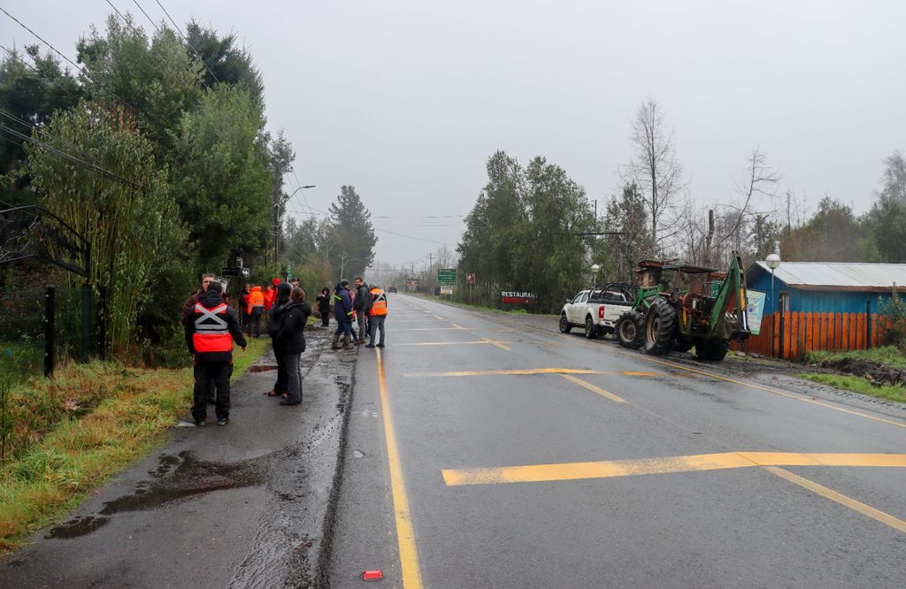 Personal municipal junto a profesionales de Vialidad y DOH inspeccionando caminos rurales en Villarrica