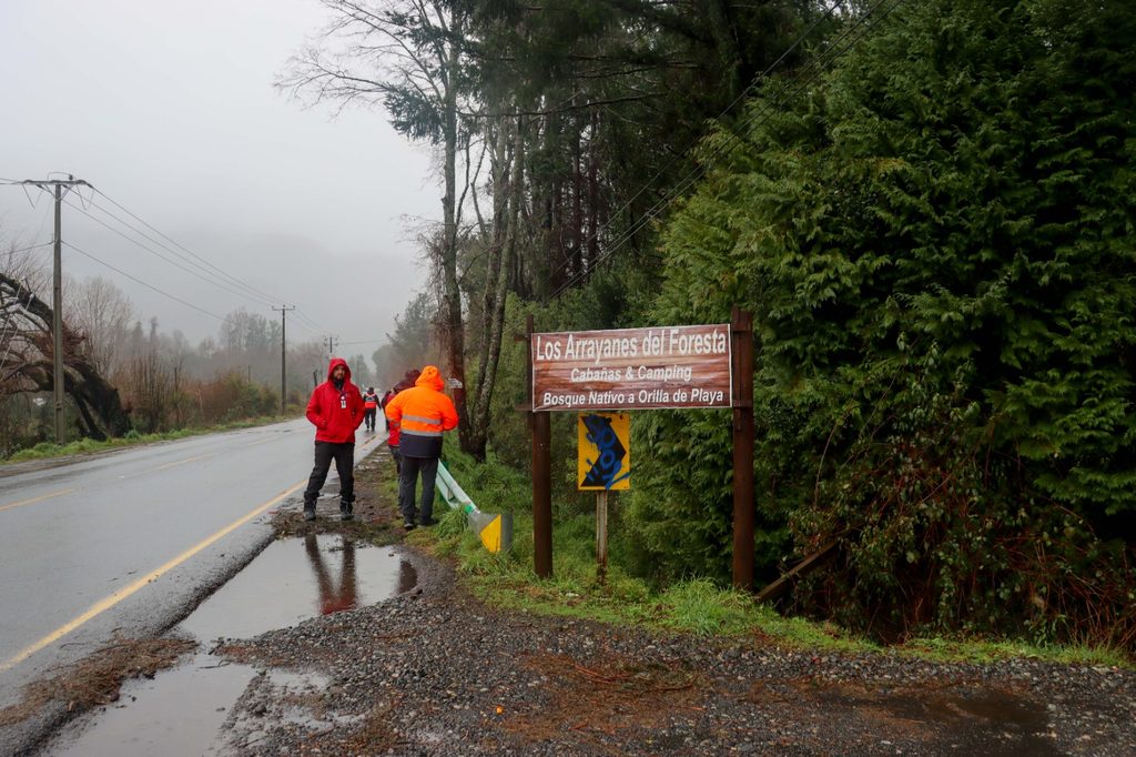 Personal municipal junto a profesionales de Vialidad y DOH inspeccionando caminos rurales en Villarrica