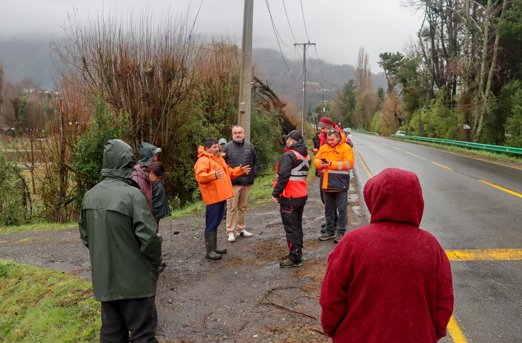 Personal municipal junto a profesionales de Vialidad y DOH inspeccionando caminos rurales en Villarrica