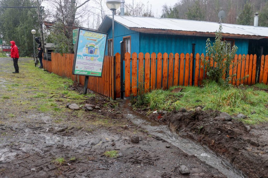 Personal municipal junto a profesionales de Vialidad y DOH inspeccionando caminos rurales en Villarrica