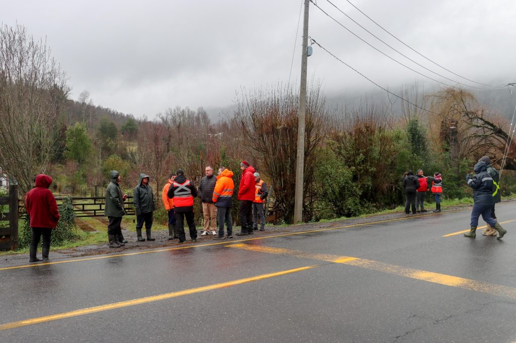 Personal municipal junto a profesionales de Vialidad y DOH inspeccionando caminos rurales en Villarrica