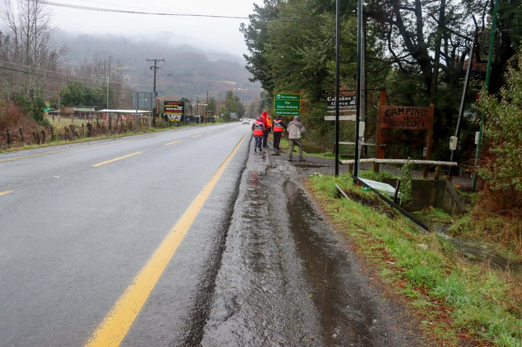 Personal municipal junto a profesionales de Vialidad y DOH inspeccionando caminos rurales en Villarrica