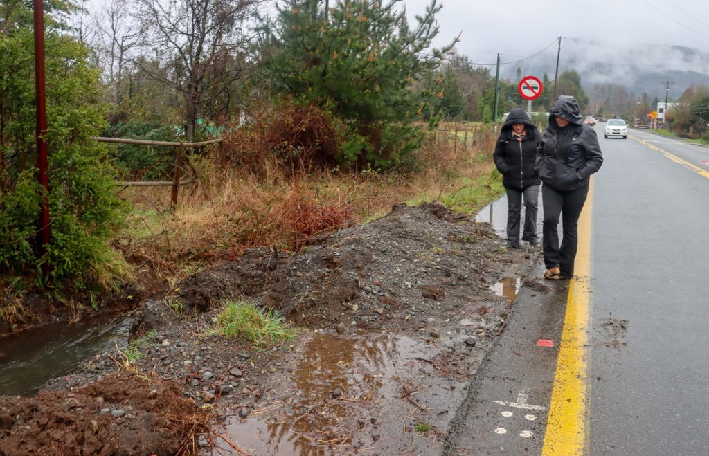 Personal municipal junto a profesionales de Vialidad y DOH inspeccionando caminos rurales en Villarrica