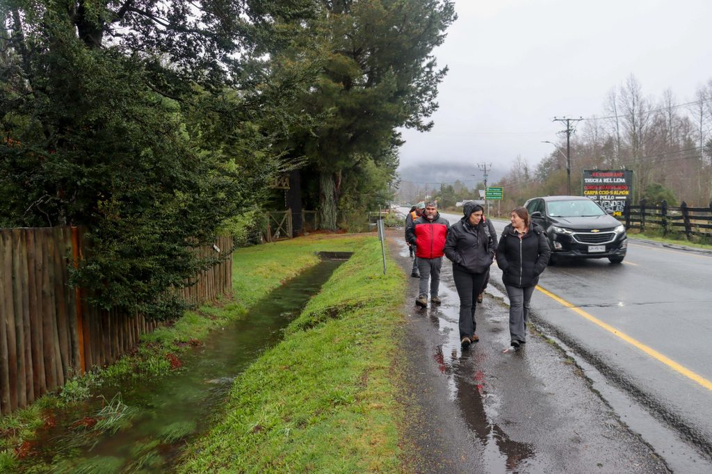 Personal municipal junto a profesionales de Vialidad y DOH inspeccionando caminos rurales en Villarrica