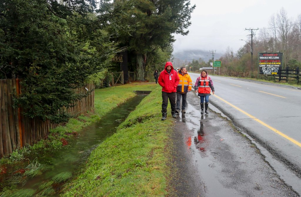 Personal municipal junto a profesionales de Vialidad y DOH inspeccionando caminos rurales en Villarrica
