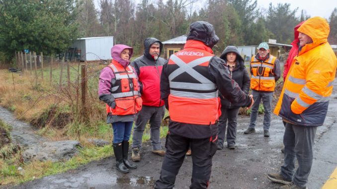 Personal municipal junto a profesionales de Vialidad y DOH inspeccionando caminos rurales en Villarrica
