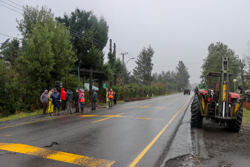 Personal municipal junto a profesionales de Vialidad y DOH inspeccionando caminos rurales en Villarrica