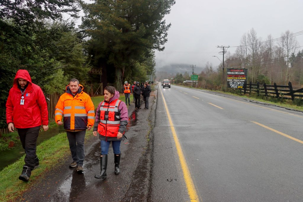 Personal municipal junto a profesionales de Vialidad y DOH inspeccionando caminos rurales en Villarrica