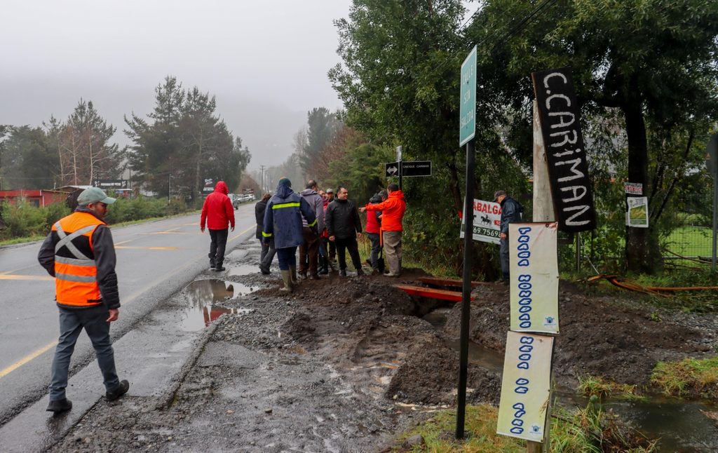 Personal municipal junto a profesionales de Vialidad y DOH inspeccionando caminos rurales en Villarrica
