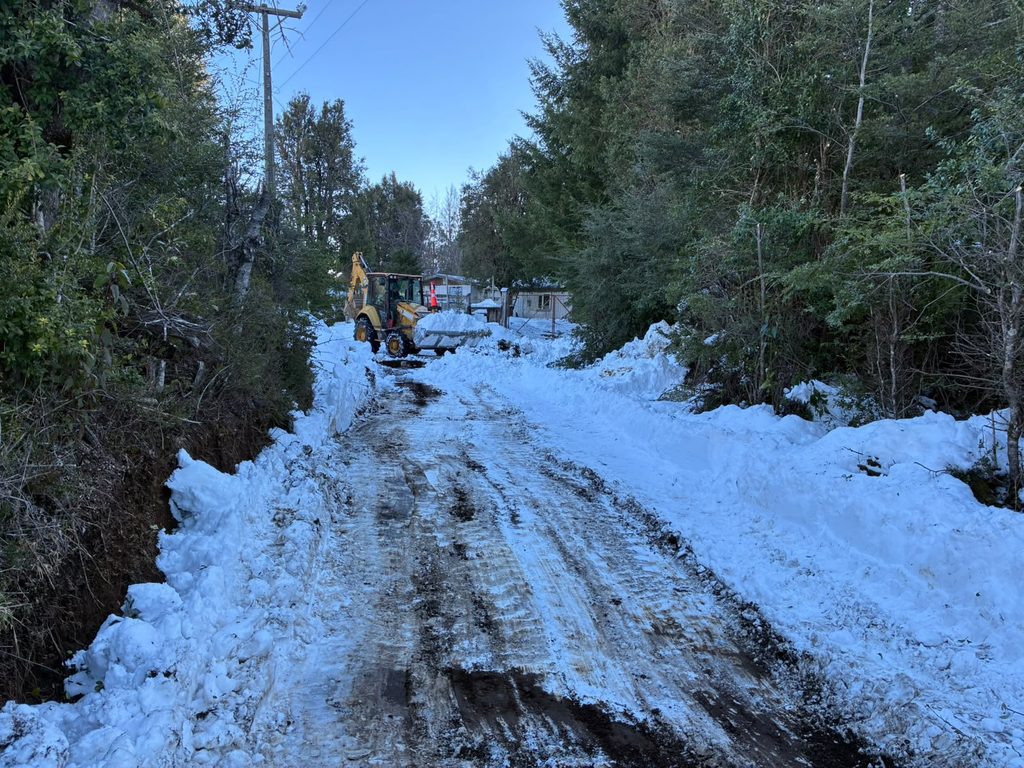 Maquinaria municipal realizando trabajos de reperfilado y mejora en caminos rurales de Villarrica.