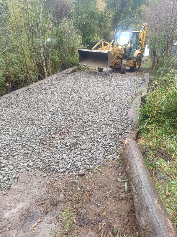 Maquinaria municipal realizando trabajos de reperfilado y mejora en caminos rurales de Villarrica.