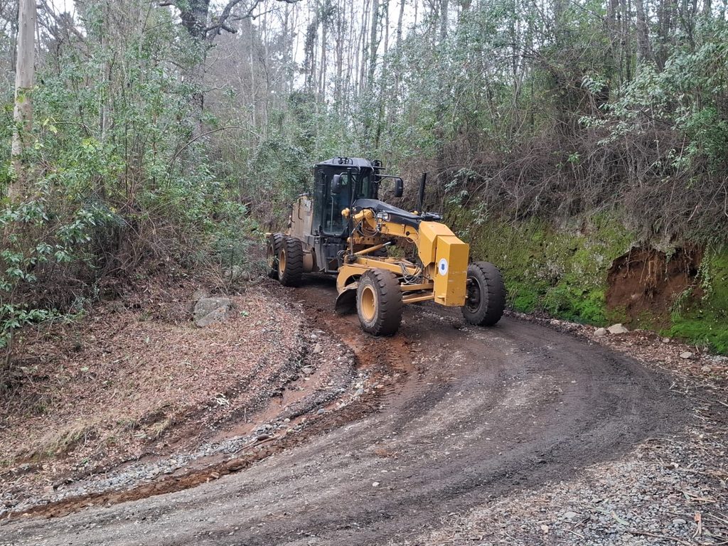 Maquinaria municipal realizando trabajos de reperfilado y mejora en caminos rurales de Villarrica.