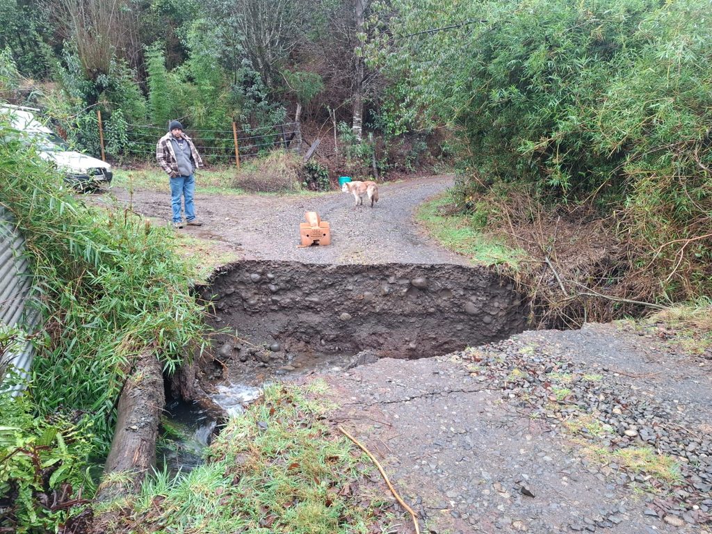 Maquinaria municipal realizando trabajos de reperfilado y mejora en caminos rurales de Villarrica.
