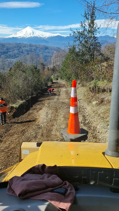 Maquinaria municipal realizando trabajos de reperfilado y mejora en caminos rurales de Villarrica.