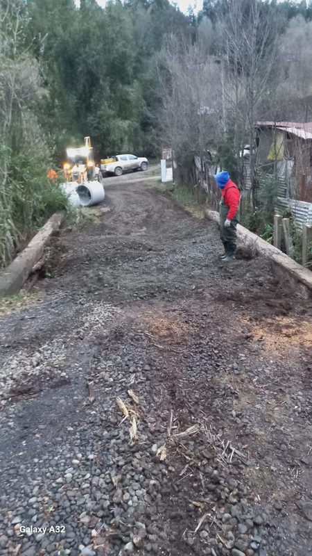 Maquinaria municipal realizando trabajos de reperfilado y mejora en caminos rurales de Villarrica.