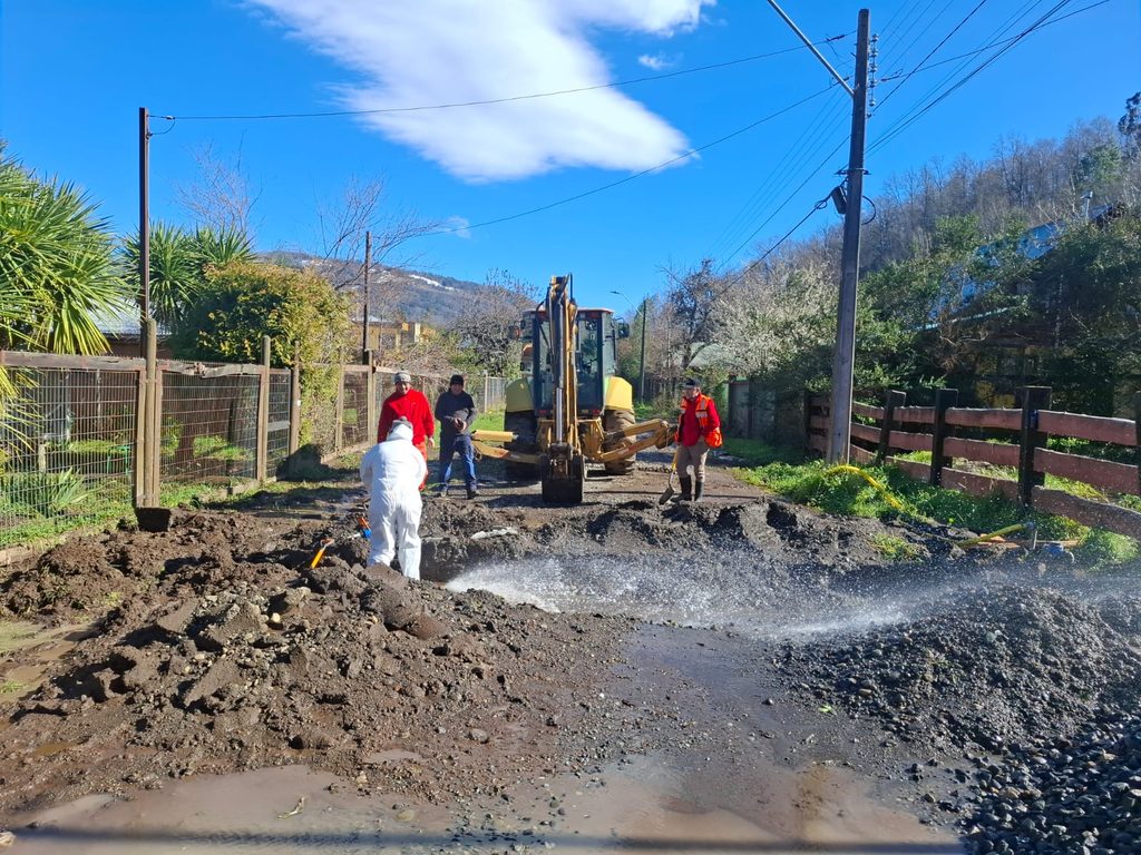 Maquinaria municipal realizando trabajos de reperfilado y mejora en caminos rurales de Villarrica.