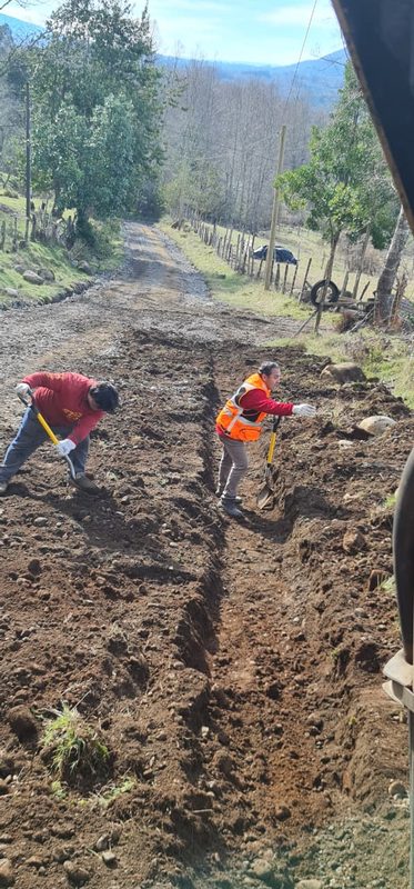 Maquinaria municipal realizando trabajos de reperfilado y mejora en caminos rurales de Villarrica.