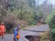 Maquinaria municipal realizando trabajos de reperfilado y mejora en caminos rurales de Villarrica.