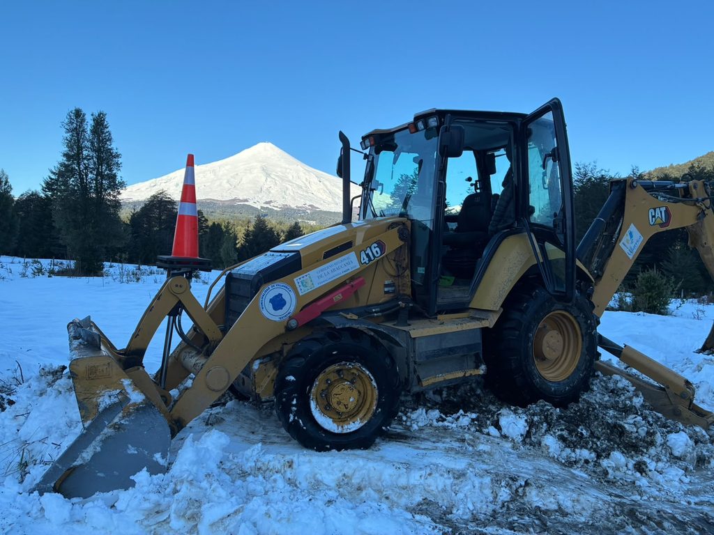 Maquinaria municipal realizando trabajos de reperfilado y mejora en caminos rurales de Villarrica.