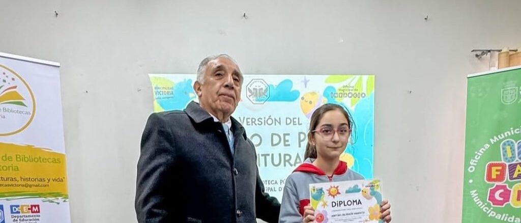 Niños participando en actividades creativas de pintura y escritura en biblioteca municipal