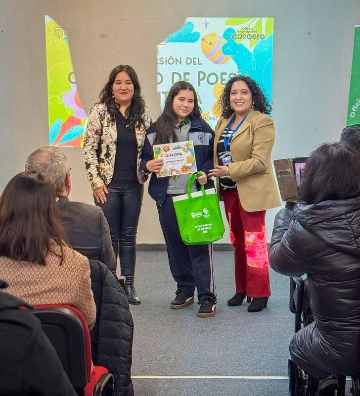 Niños participando en actividades creativas de pintura y escritura en biblioteca municipal