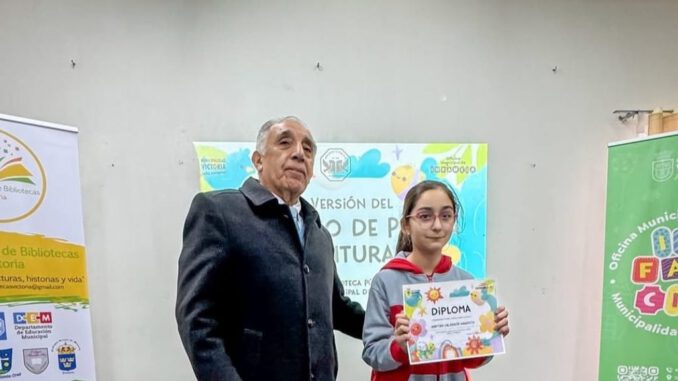 Niños participando en actividades creativas de pintura y escritura en biblioteca municipal