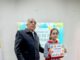 Niños participando en actividades creativas de pintura y escritura en biblioteca municipal