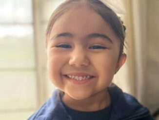 Elisa Lobos Peña, ganadora del concurso Haz que Despeguen, sonriendo ante la oportunidad de visitar la NASA