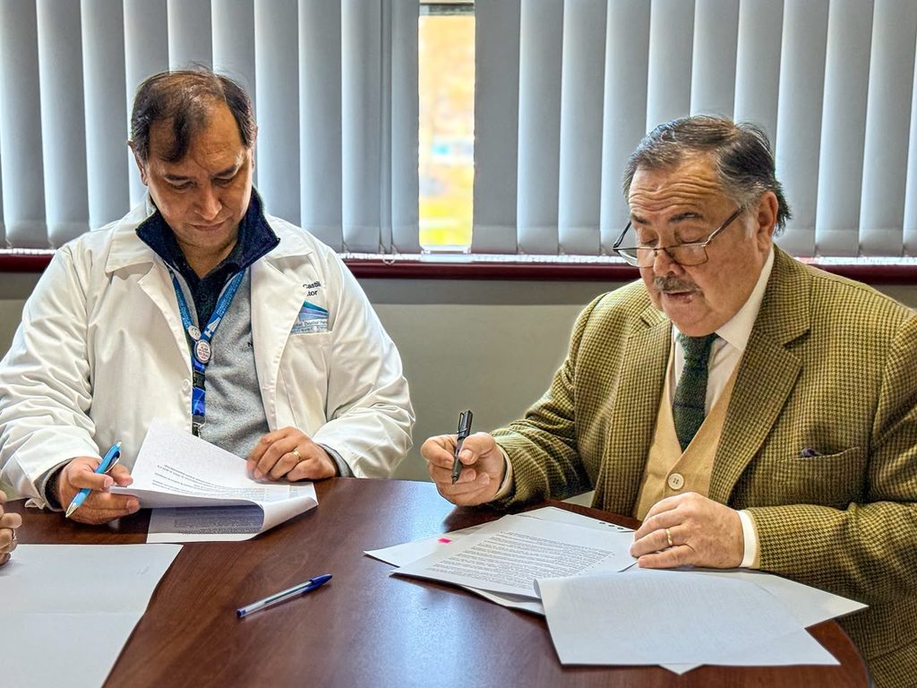 Personal medico y directivos durante la firma del acuerdo entre Hospital de Temuco y Hospital San Francisco de Pucón
