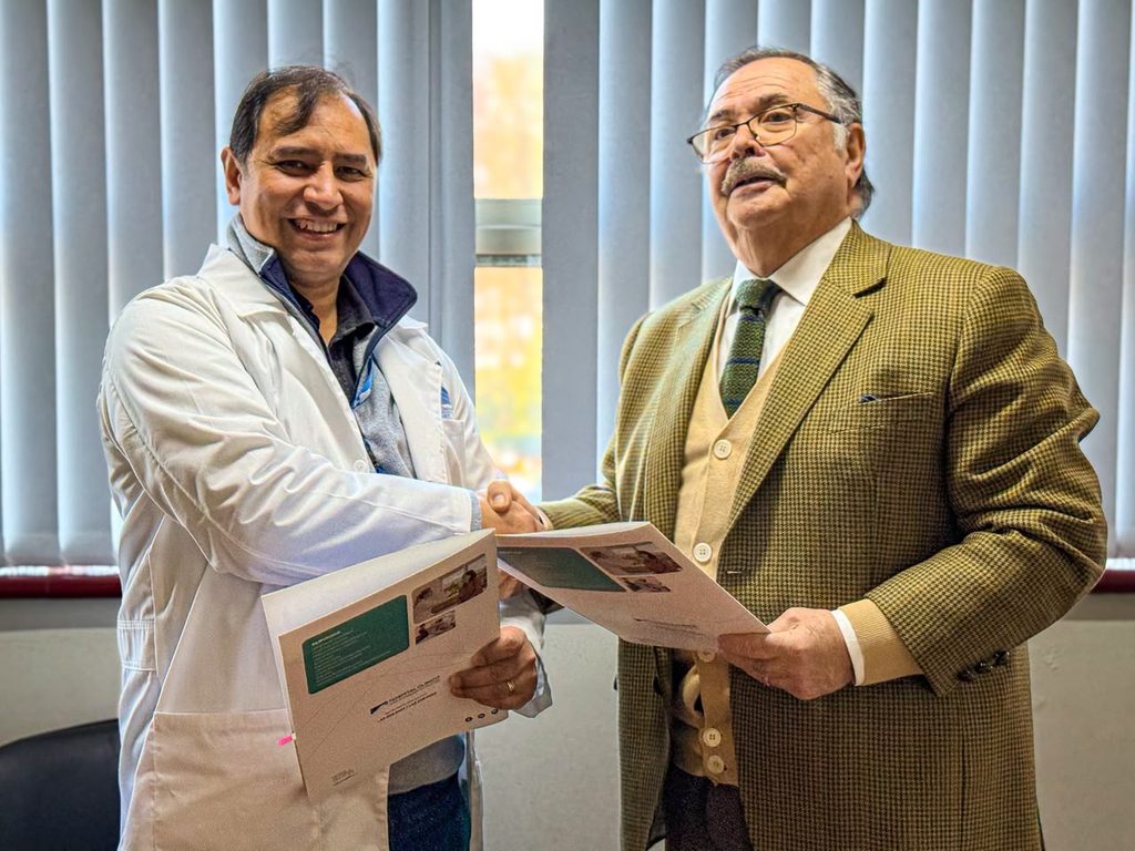 Personal medico y directivos durante la firma del acuerdo entre Hospital de Temuco y Hospital San Francisco de Pucón