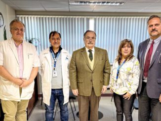 Personal medico y directivos durante la firma del acuerdo entre Hospital de Temuco y Hospital San Francisco de Pucón