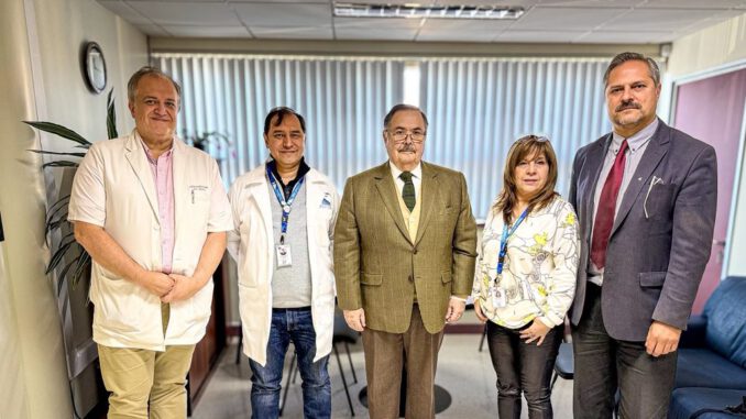 Personal medico y directivos durante la firma del acuerdo entre Hospital de Temuco y Hospital San Francisco de Pucón