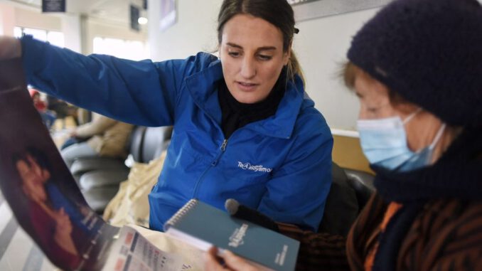 Personal médico voluntario atendiendo pacientes en un hospital durante un operativo de salud en La Araucanía.