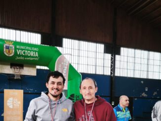 Hugo Rivera Martínez y Hugo Rivera Sandoval celebrando su doble campeonato de tenis de mesa en el podio del torneo de Victoria