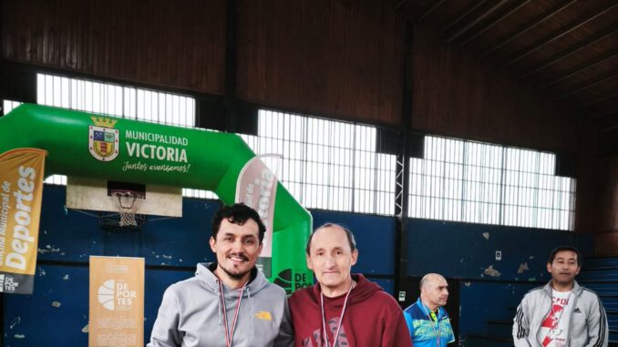 Hugo Rivera Martínez y Hugo Rivera Sandoval celebrando su doble campeonato de tenis de mesa en el podio del torneo de Victoria