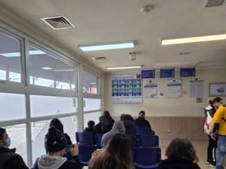 Personal de salud atendiendo en centro de urgencia SAPU en Padre Las Casas