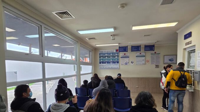Personal de salud atendiendo en centro de urgencia SAPU en Padre Las Casas