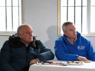 Diputado Tomás Kast y senador Miguel Becker inspeccionan deficiencias en viviendas sociales de Villa Piuke Lamien en Villarrica