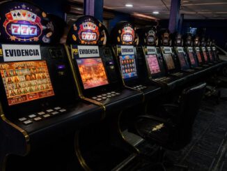 Personal de la PDI retirando máquinas de juego ilegales incautadas en un operativo en Galvarino