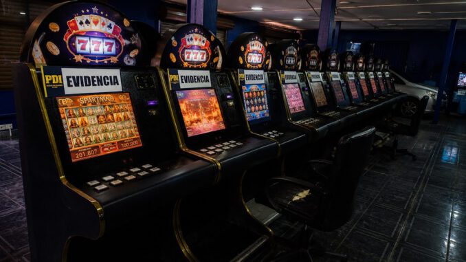 Personal de la PDI retirando máquinas de juego ilegales incautadas en un operativo en Galvarino