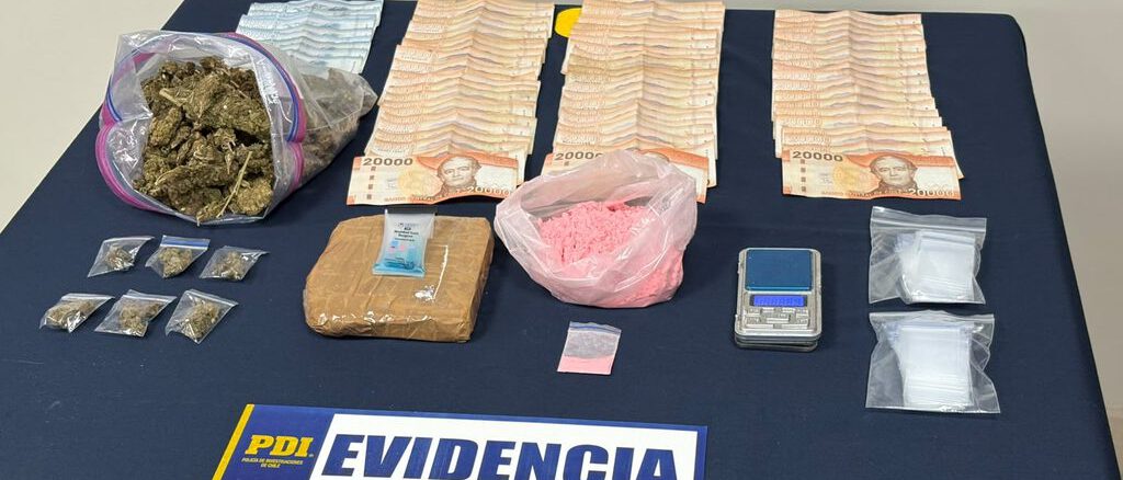 Agentes de la PDI incautando diversos tipos de drogas y dinero en efectivo tras operativo en Villarrica