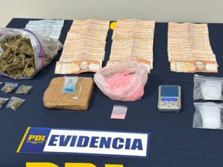 Agentes de la PDI incautando diversos tipos de drogas y dinero en efectivo tras operativo en Villarrica