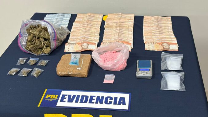 Agentes de la PDI incautando diversos tipos de drogas y dinero en efectivo tras operativo en Villarrica